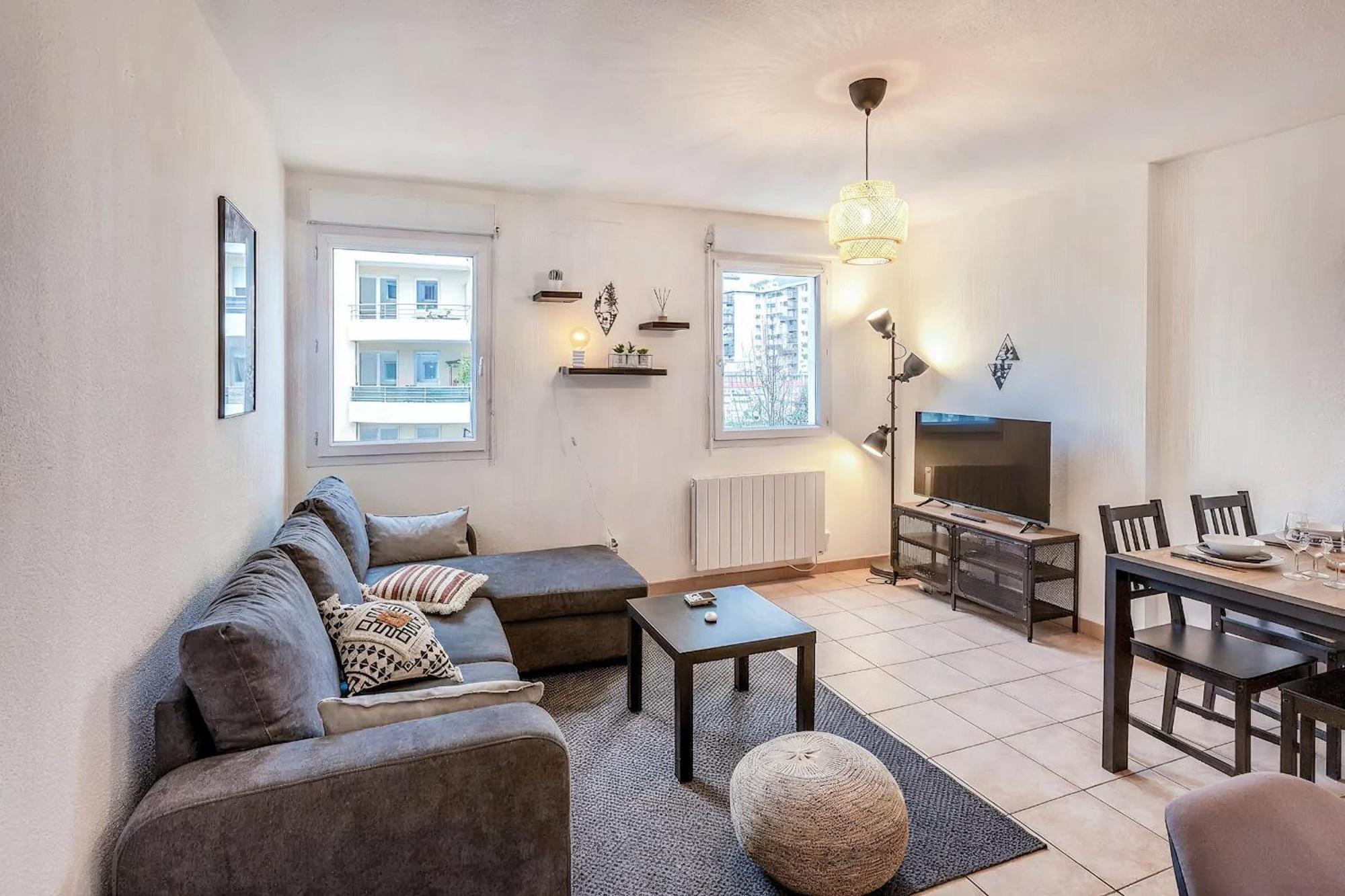 Superbe Appartement - Parking Gratuit - 4 Personnes Chambéry Eksteriør bilde