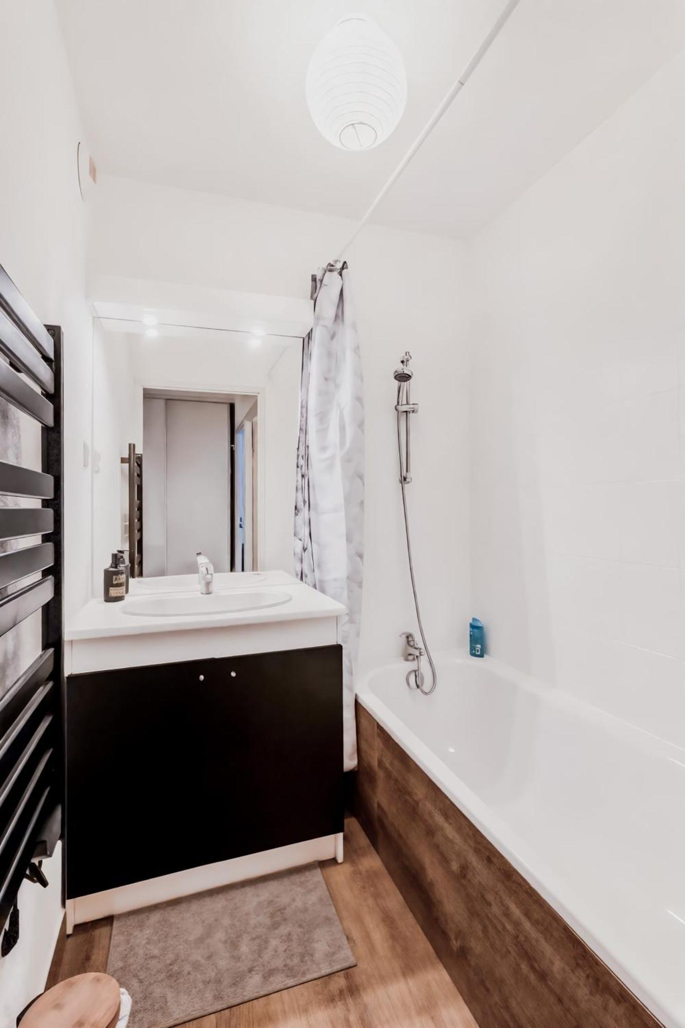 Superbe Appartement - Parking Gratuit - 4 Personnes Chambéry Eksteriør bilde